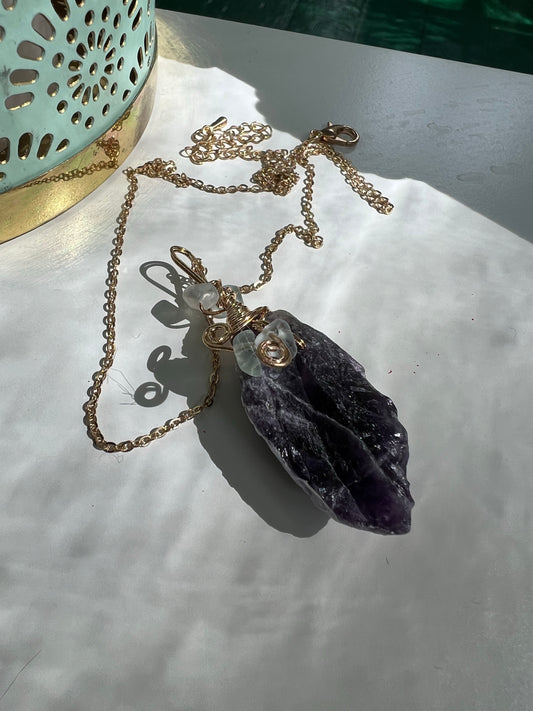 RÄ Ametist - hÀnge med guldplÀderad kedja